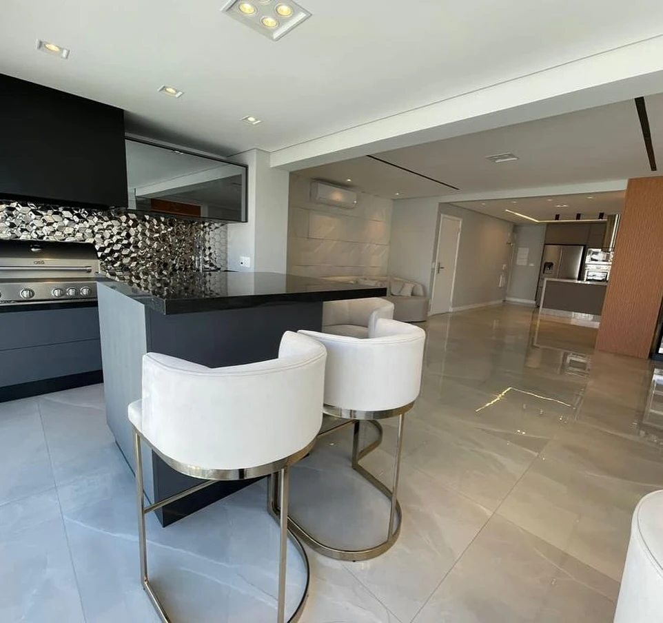 Cozinha dark com ilha e vista para a sala · móveis planejados TAVIPLAN