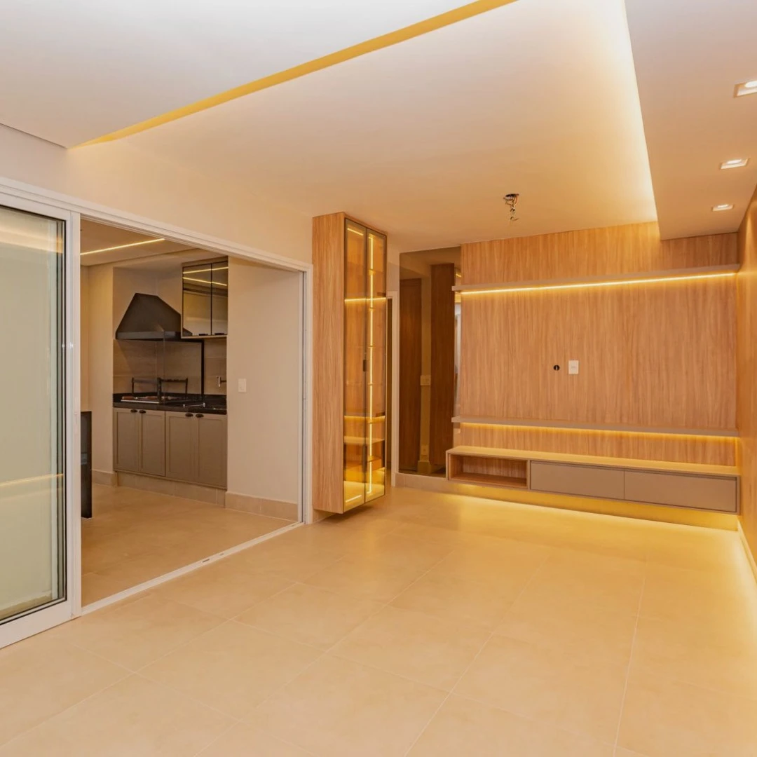 Sala com painel de TV amadeirado e cozinha · móveis planejados TAVIPLAN