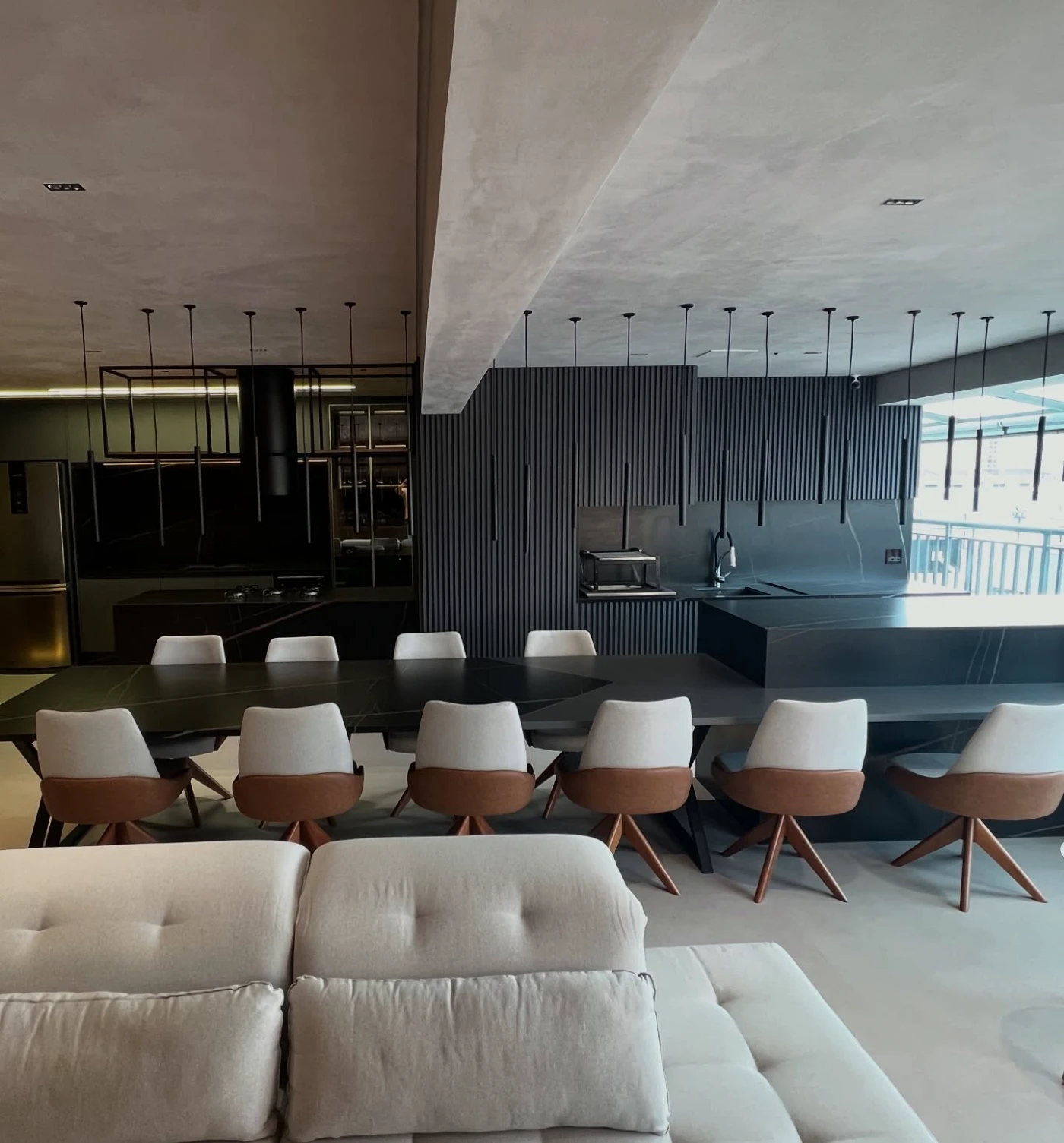Sala de jantar integrada à cozinha dark · móveis planejados TAVIPLAN