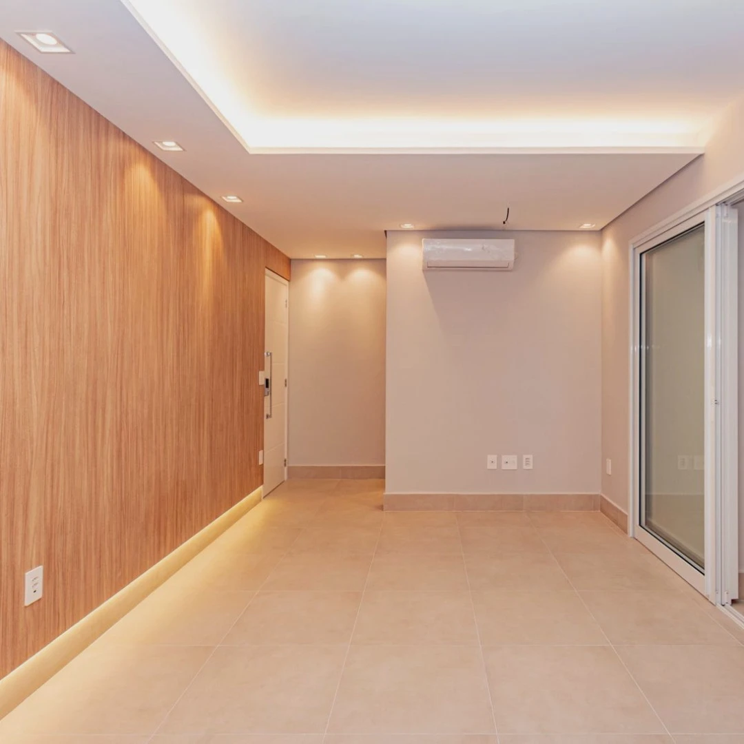 Sala amadeirada com LED e porta de vidro · móveis planejados TAVIPLAN