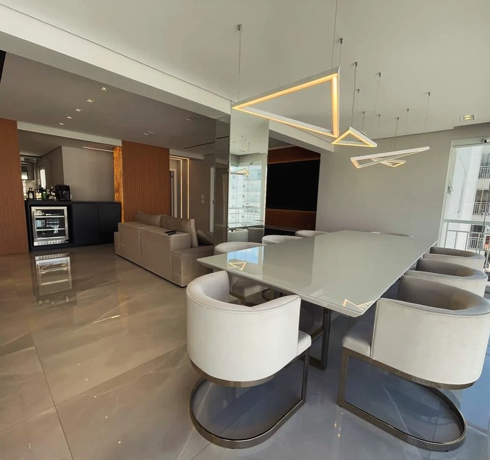 Sala de jantar com buffet e adega · móveis planejados TAVIPLAN