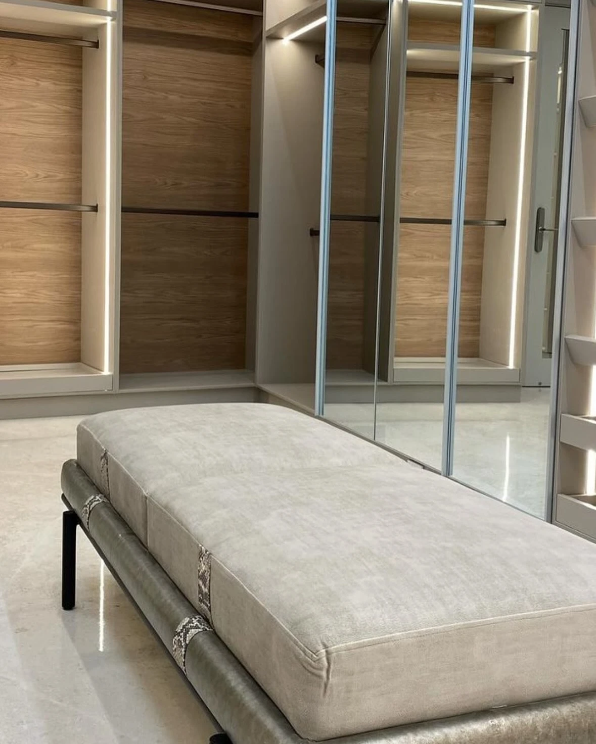 Closet amadeirado com espelhos e banco · móveis planejados TAVIPLAN