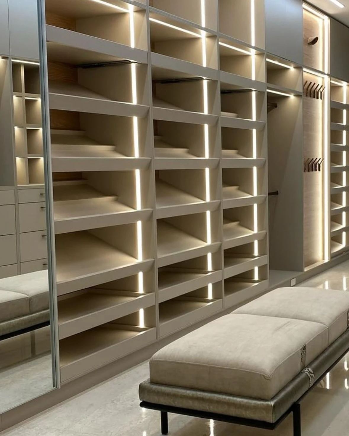 Closet com prateleiras em LED e banco · móveis planejados TAVIPLAN