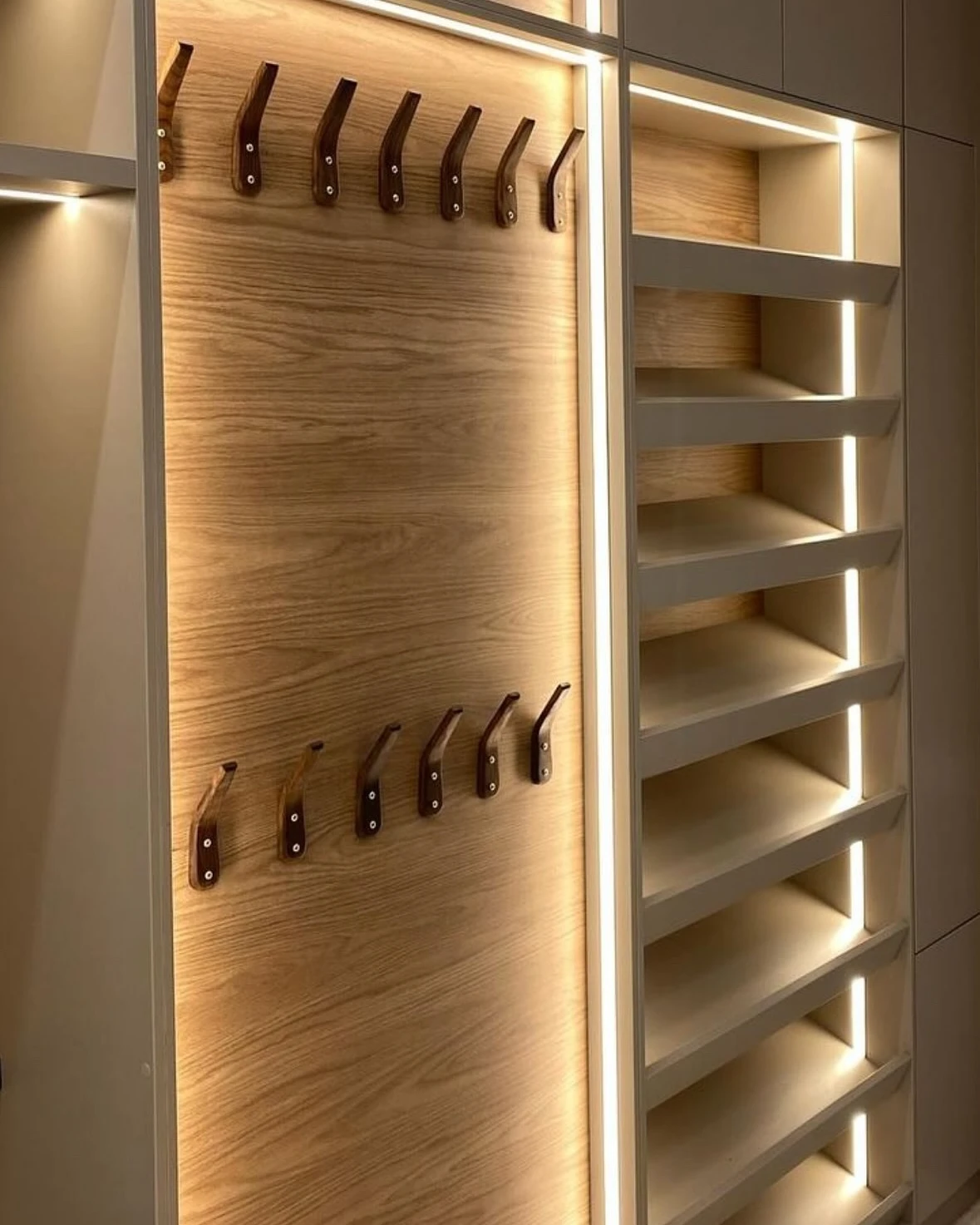 Detalhe de closet com ganchos e prateleiras em LED · móveis planejados TAVIPLAN