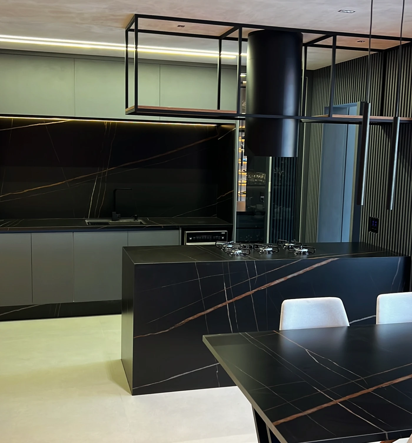 Cozinha dark luxury com ilha em mármore preto · móveis planejados TAVIPLAN